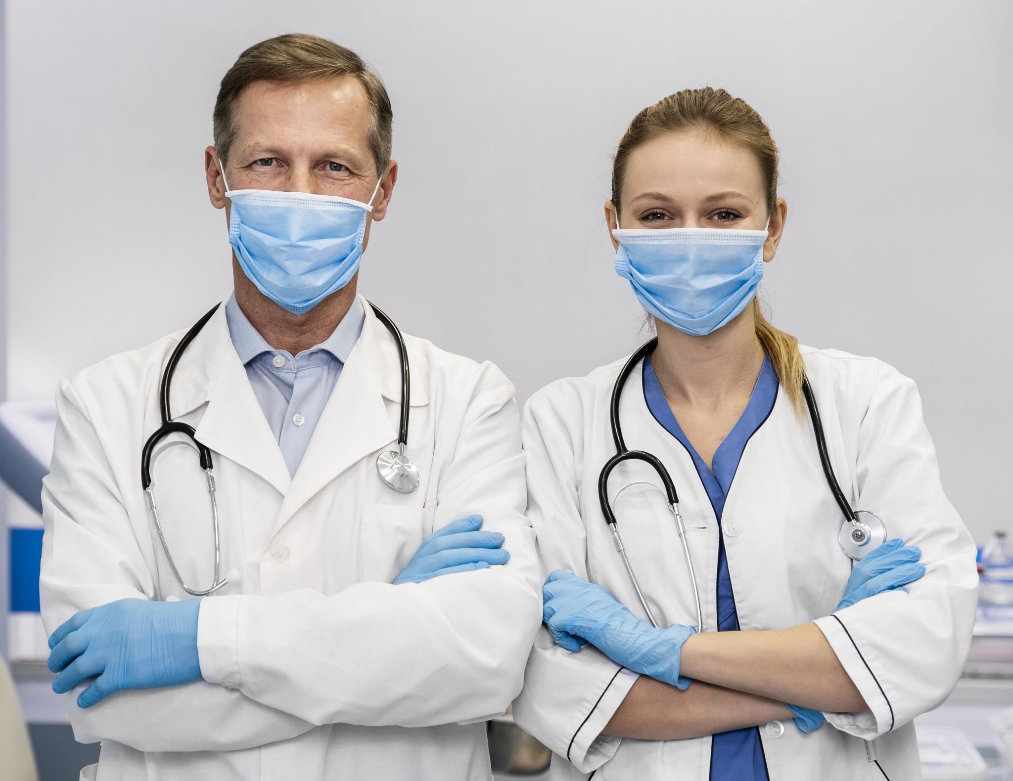 پزشک زن و مرد در بیمارستان با ماسک بر دهان